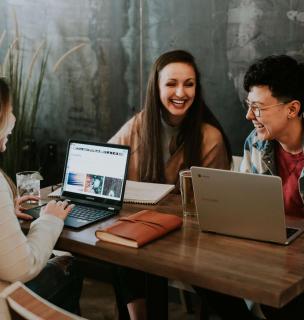 trois étudiantes travaillant sur un projet de groupe