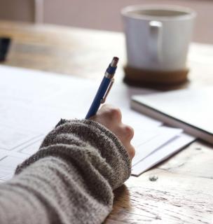 etudiant en train d'écrire à l'esce