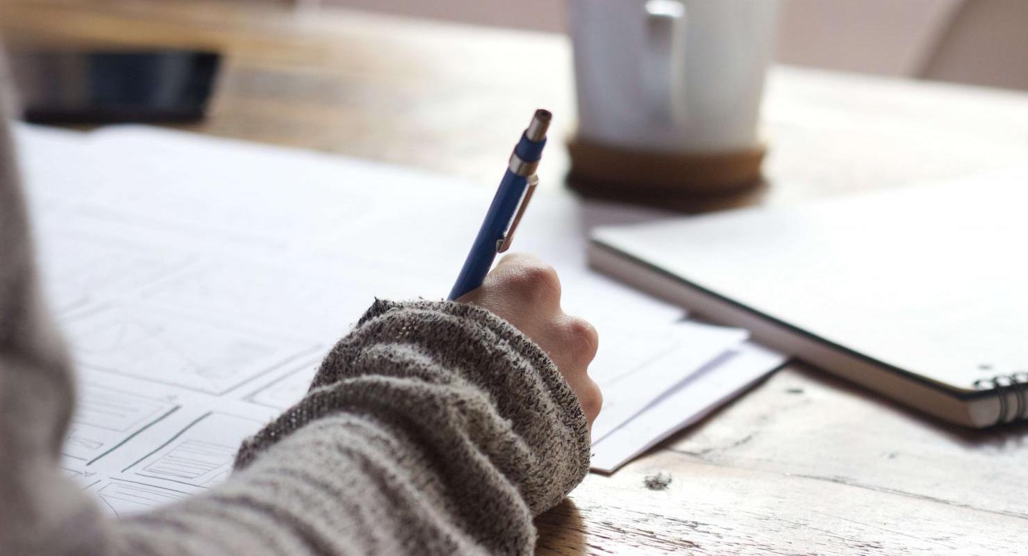 etudiant en train d'écrire à l'esce