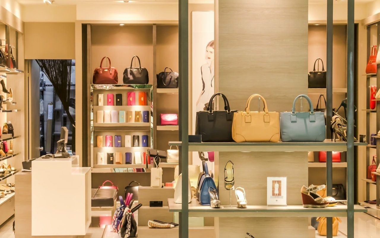 Intégrer une maison de luxe permet de côtoyer différents secteurs, tels que la mode, la maroquinerie ou les cosmétiques.